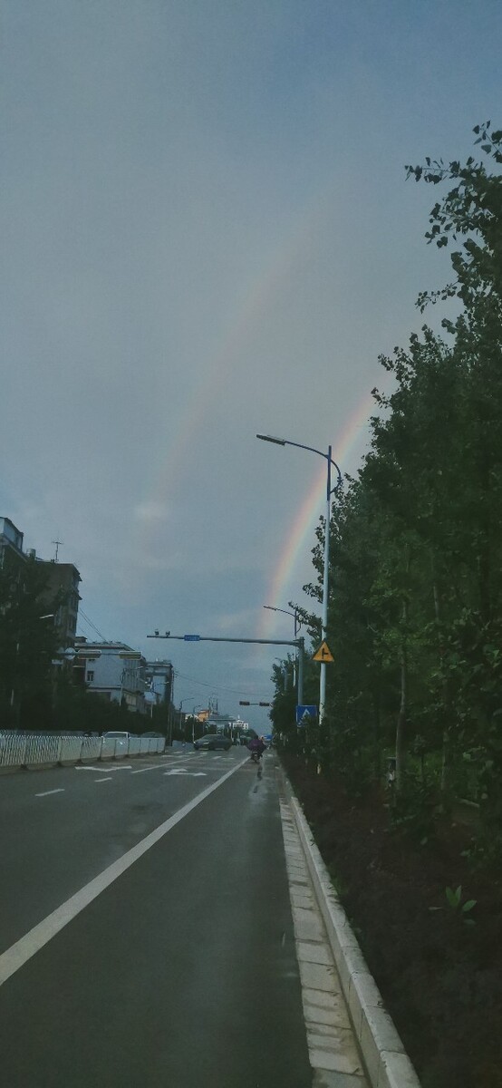 傍晚的采购,夕阳西下,雨后彩虹,寂静的街道