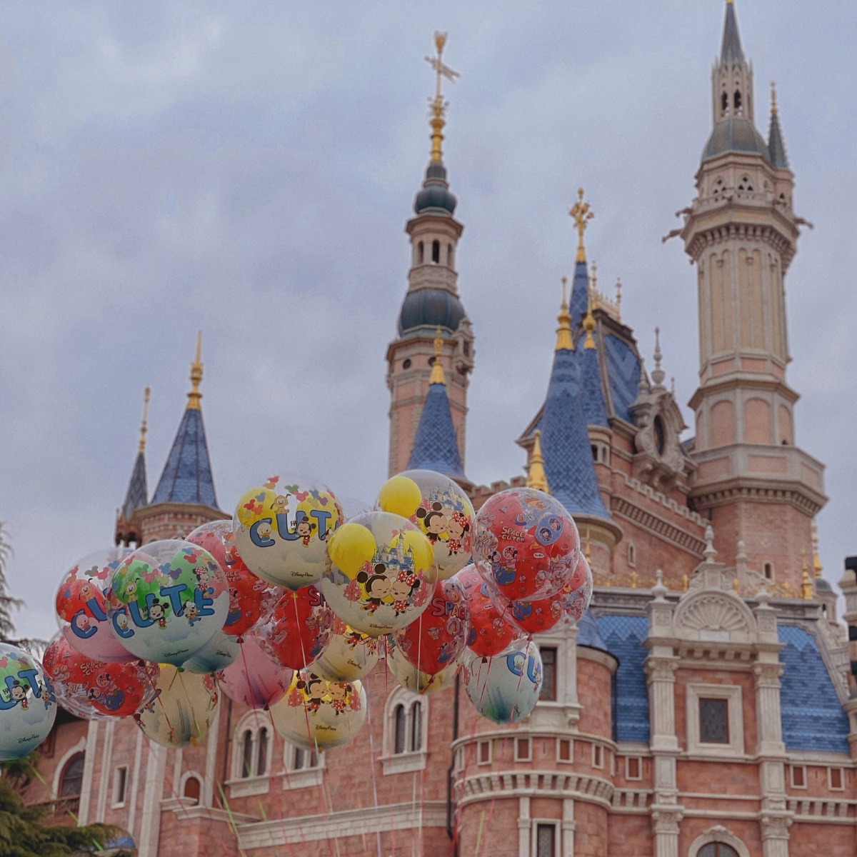 早春来一趟迪士尼吧城堡配气球
