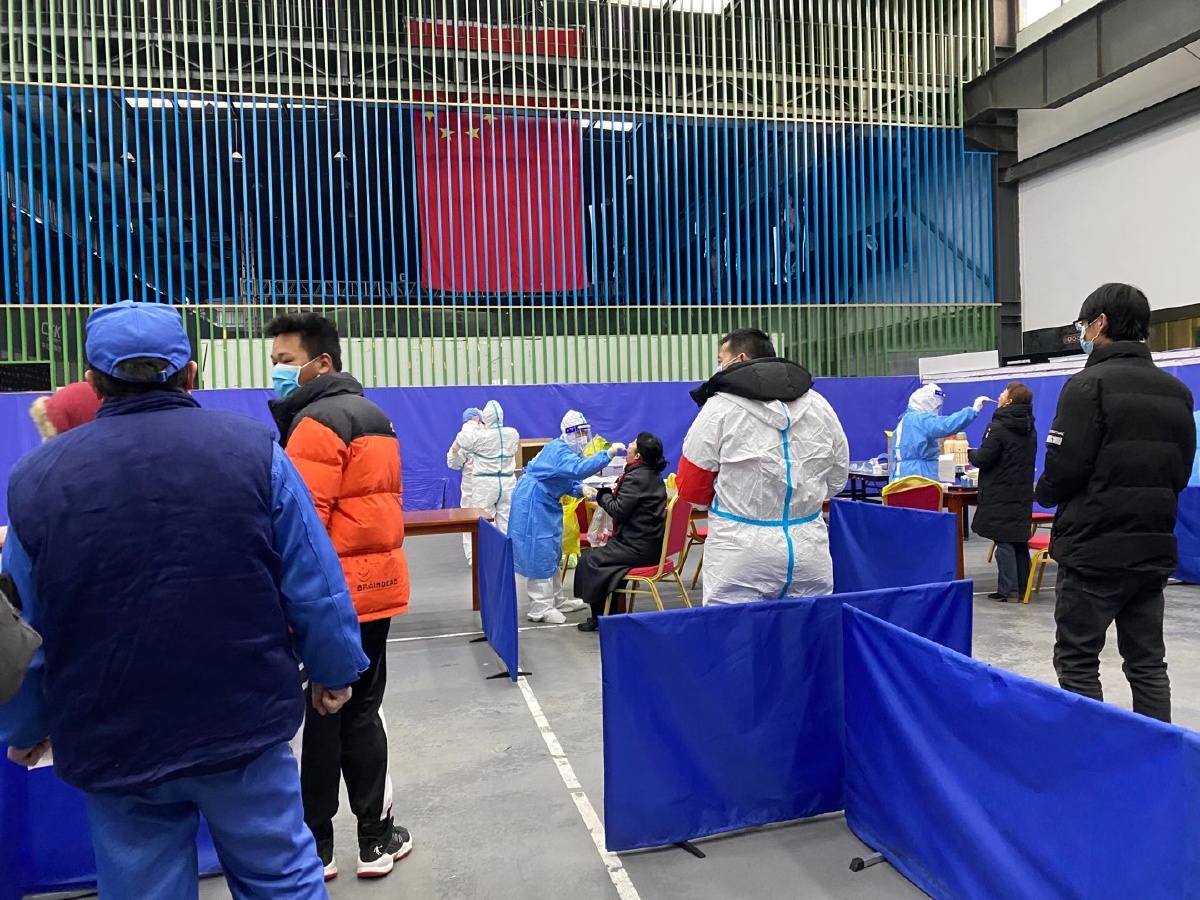 北京通州核酸检测现场医护人员辛苦了