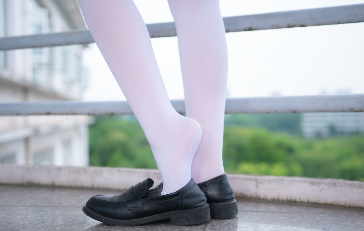 白丝格裙少女