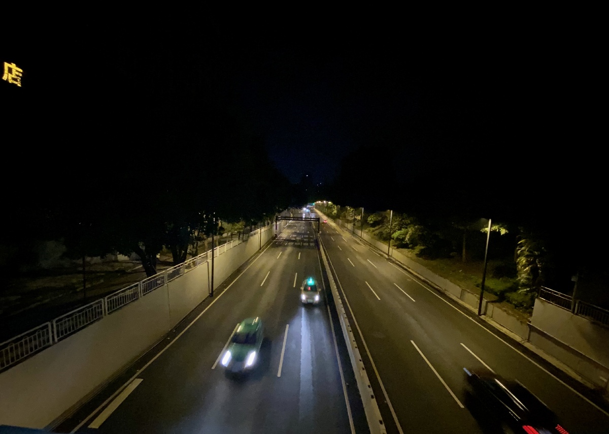 漆黑的道路照亮加班的你