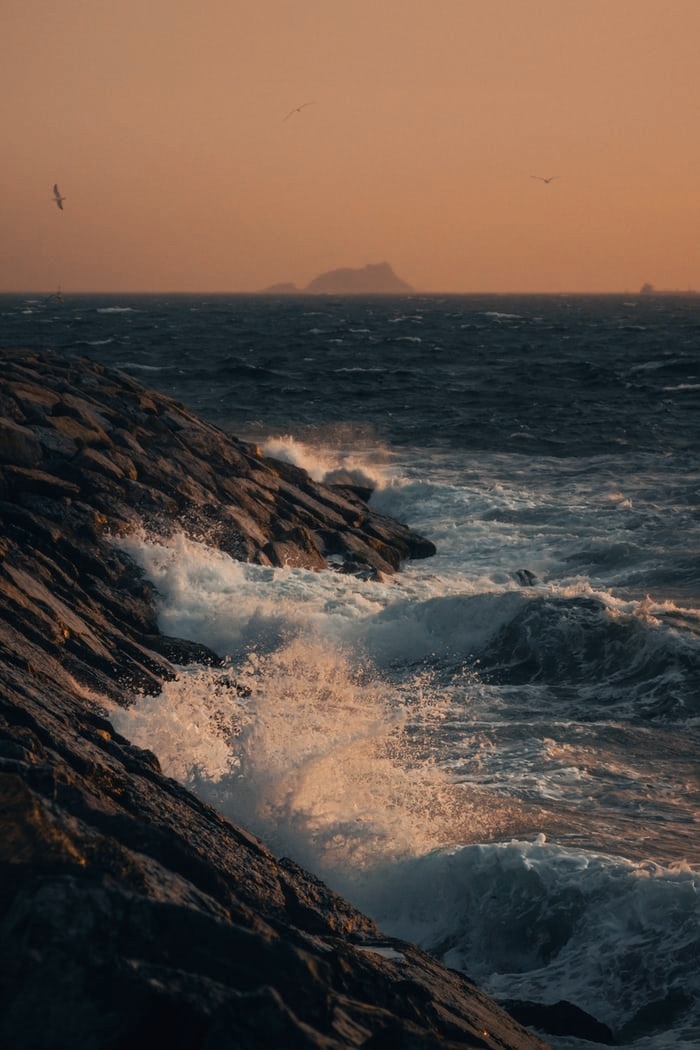 海风拂来浪花四溅