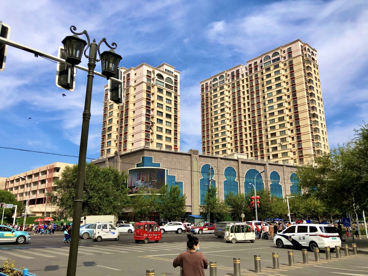 伊宁市红旗路十字街路口