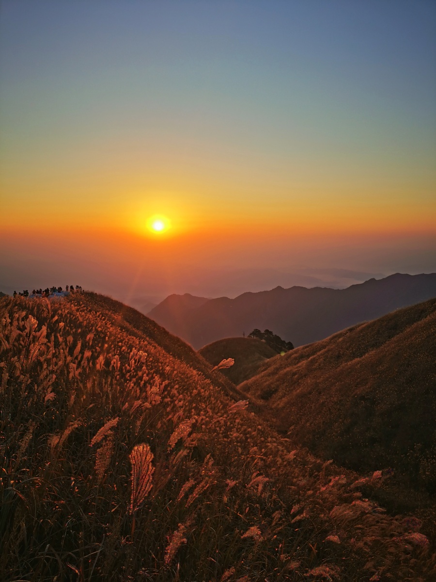 徒步旅行在山上留宿之后早起拍的日出东方