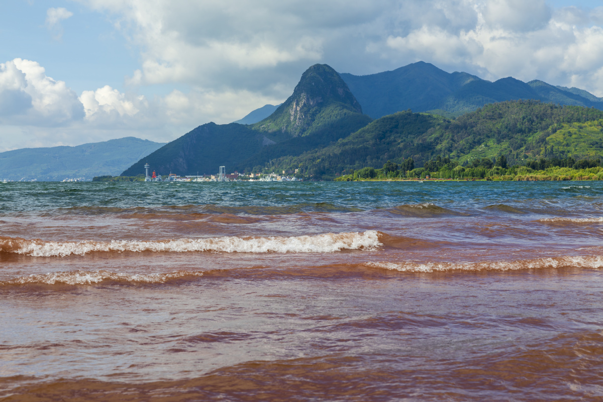 抚仙湖红沙滩昆明周边的红沙滩位于抚仙湖西岸广龙小镇旁