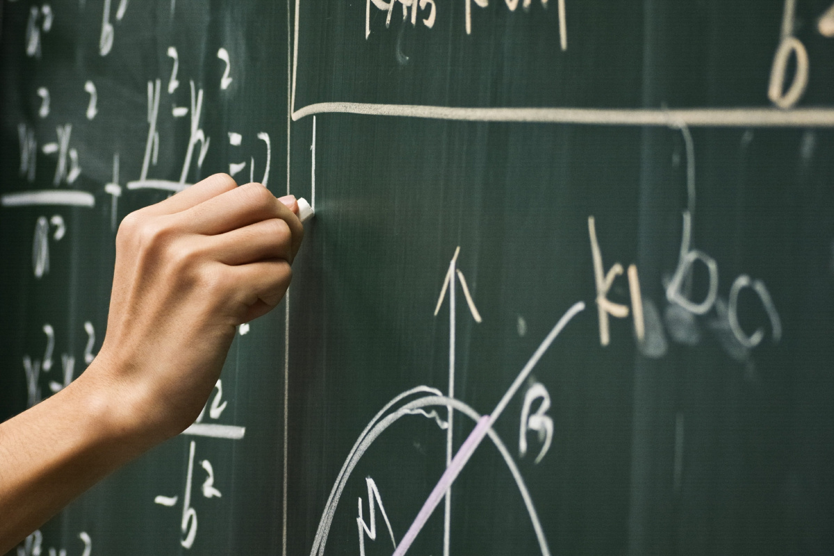  br /> 手与黑板的接触,我赋予了两层含义:1.我们与知识的当下的接触.