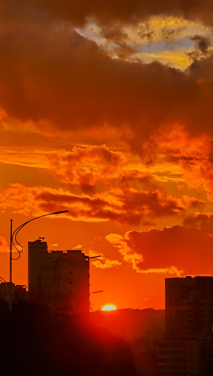 夕阳西沉红霞漫天