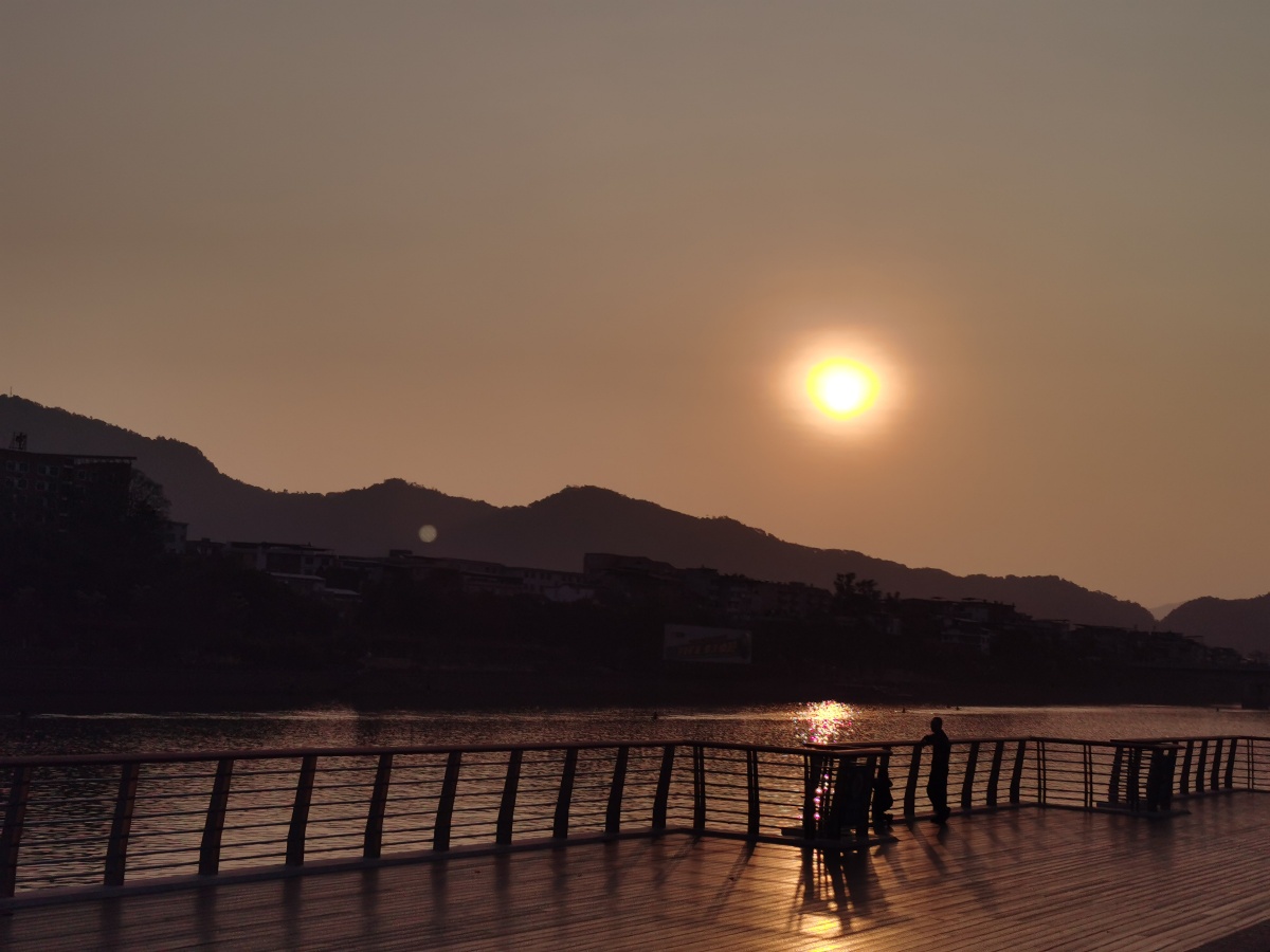 早晨的太阳和傍晚的夕阳