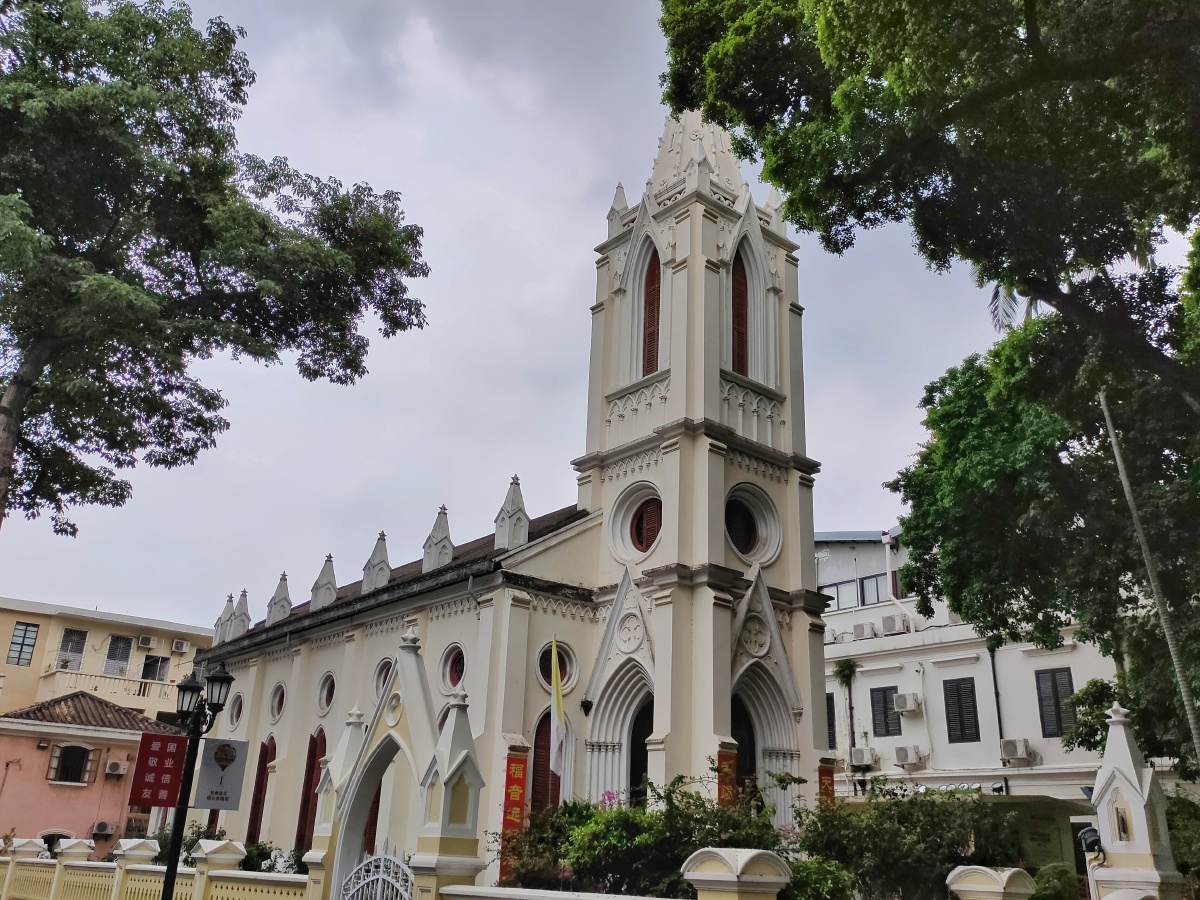 沙面岛位于广州市区西面珠江白鹅潭畔是广州著名的外事游览区和历史