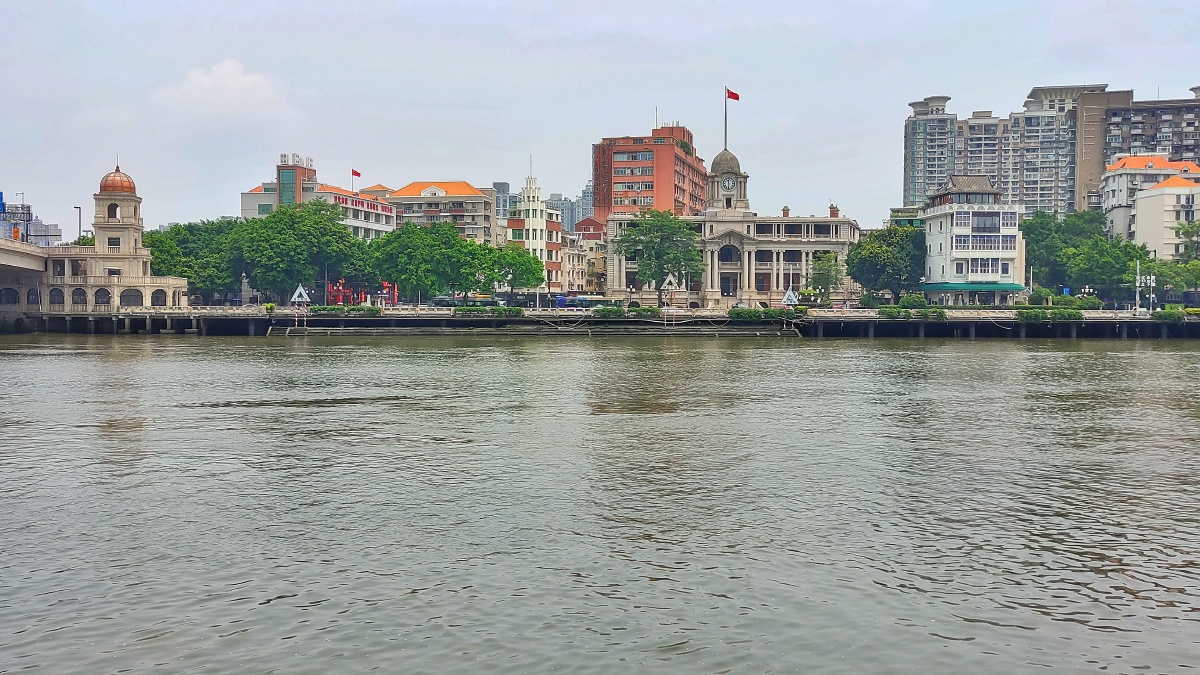 沙面岛位于广州市区西面珠江白鹅潭畔是广州著名的外事游览区和历史