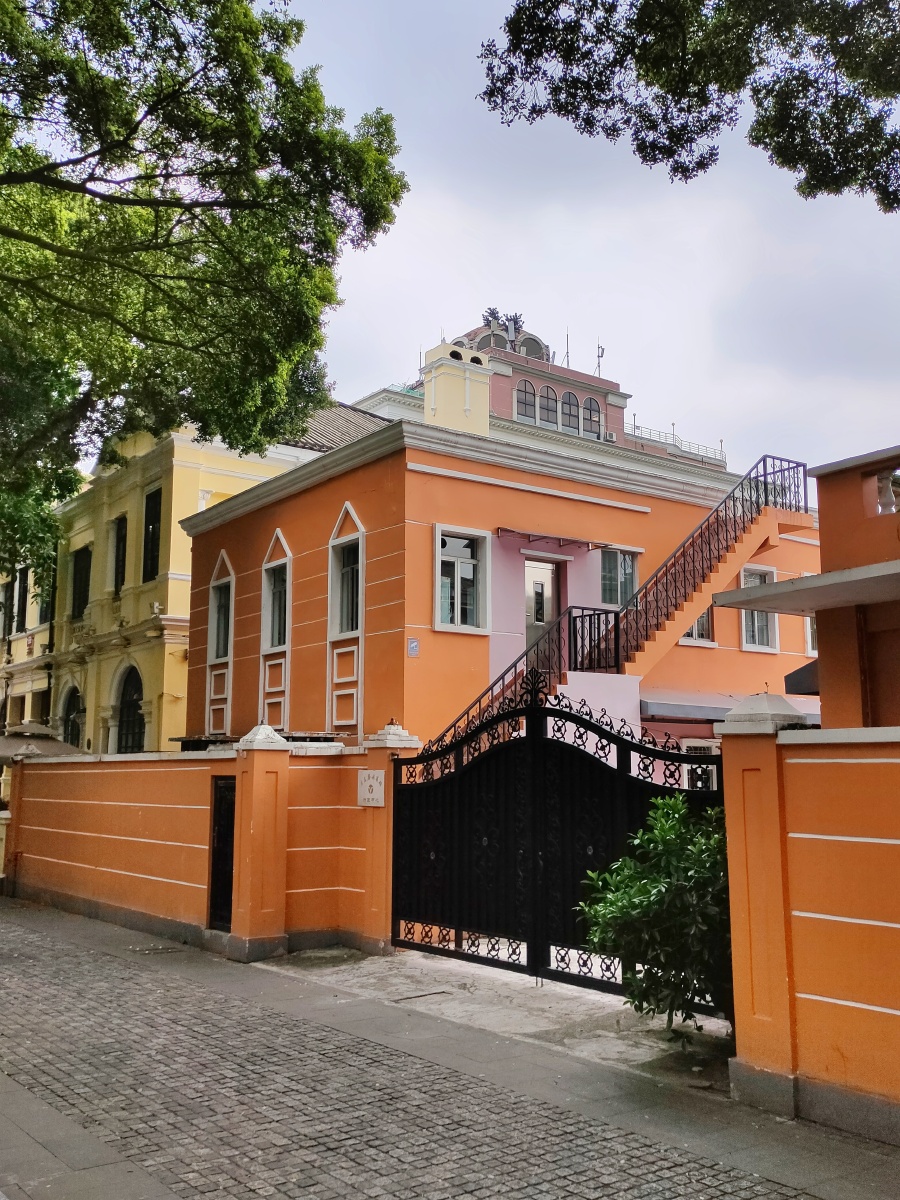 沙面岛位于广州市区西面珠江白鹅潭畔是广州著名的外事游览区和历史