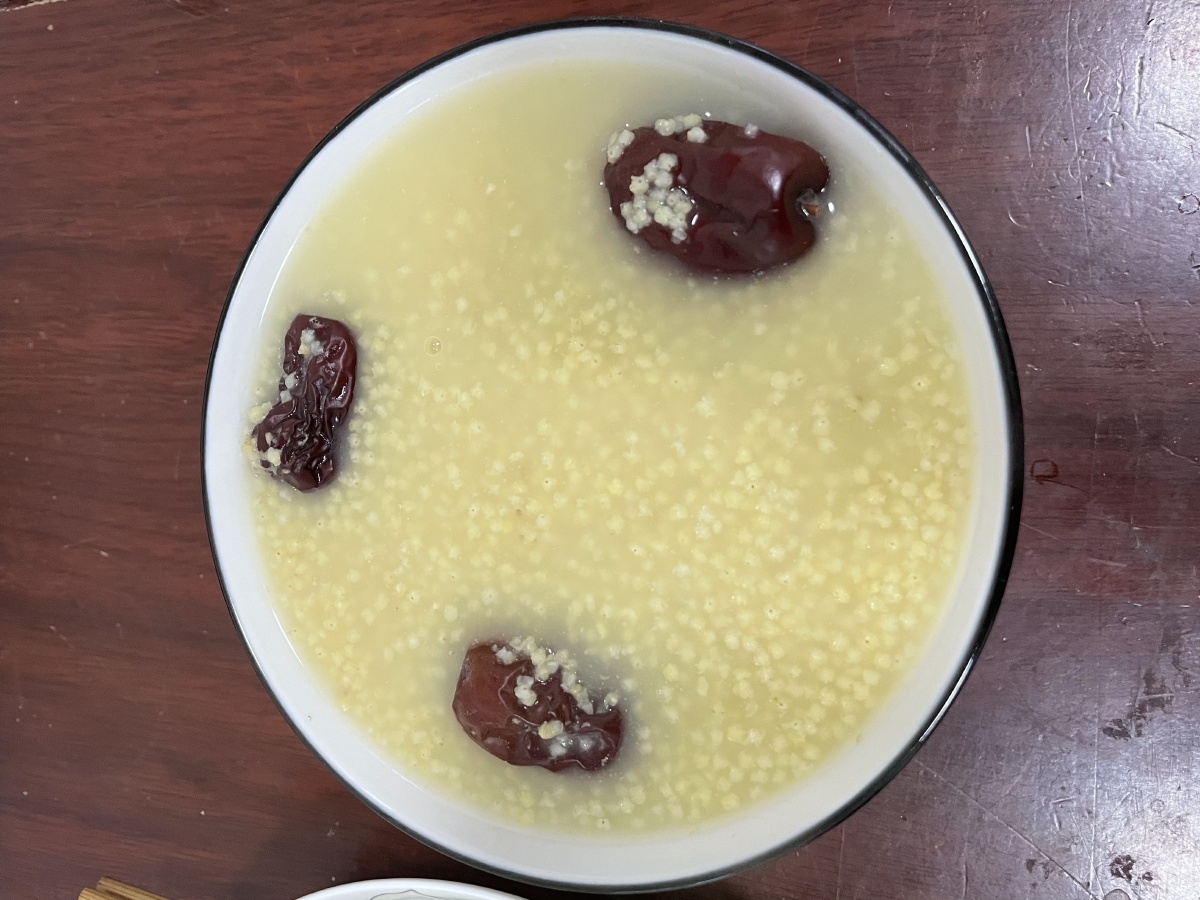 最为清淡的晚餐03凉拌黄瓜和红枣小米粥