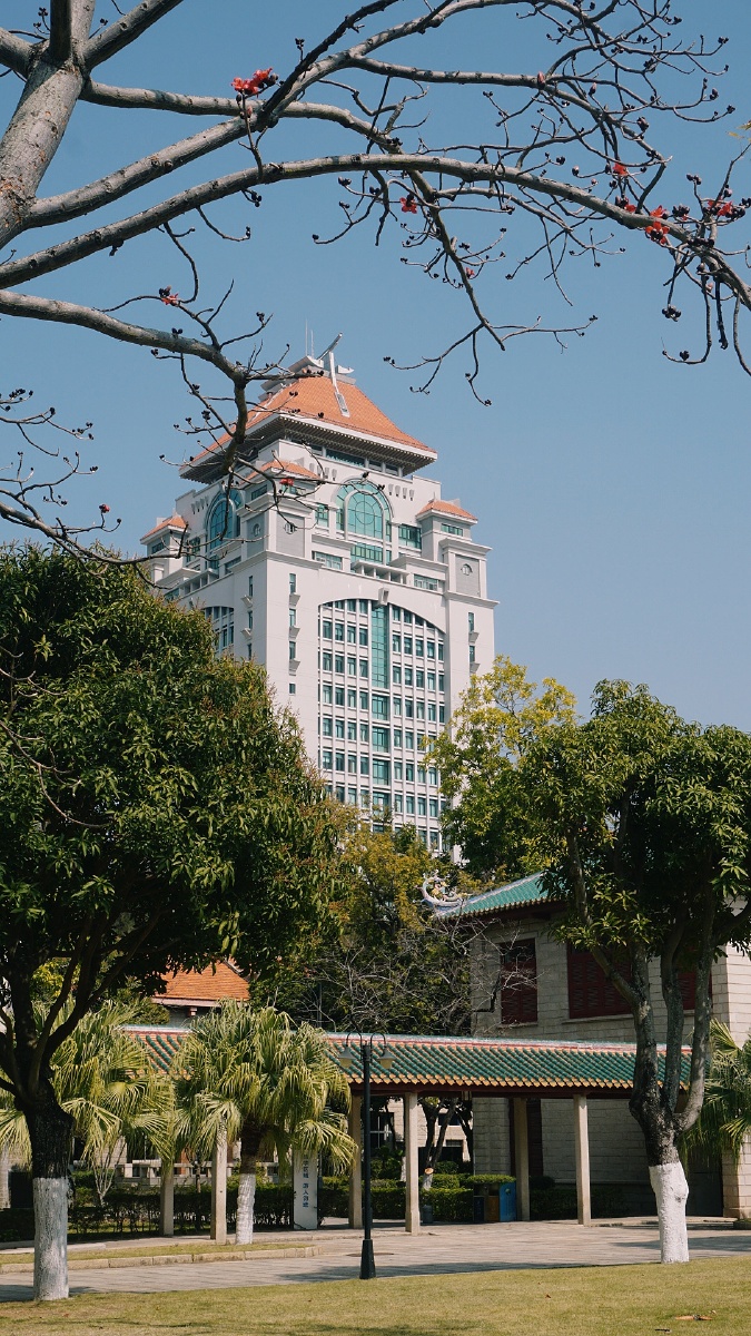 洋溢春日气息的厦门大学摄影福气萱