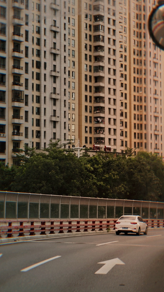 往城市边缘开摄影福气萱