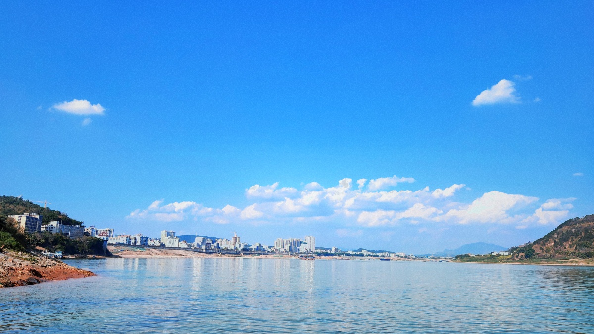 蔚蓝的天空温柔的河水不禁让人心旷神怡