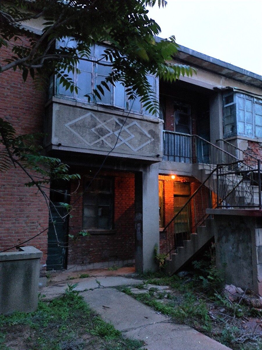50多年的老房子，已没人居住了。一直安静的立在这里。