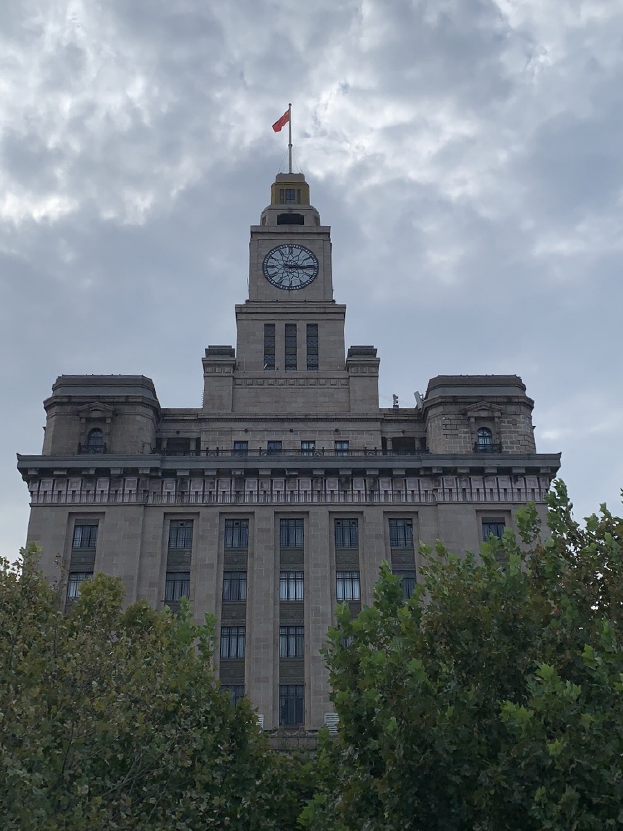 阴天下的时钟楼感觉更有威严了