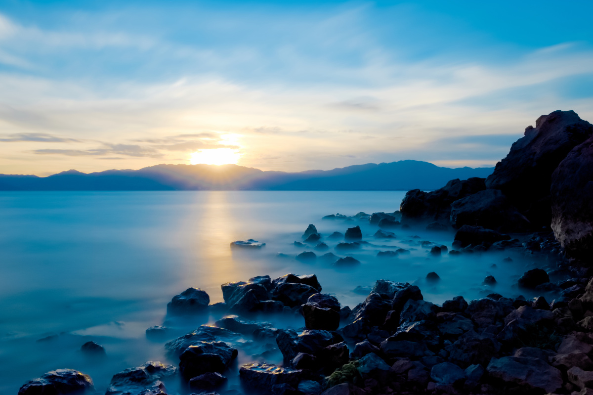 云南抚仙湖与日落美景