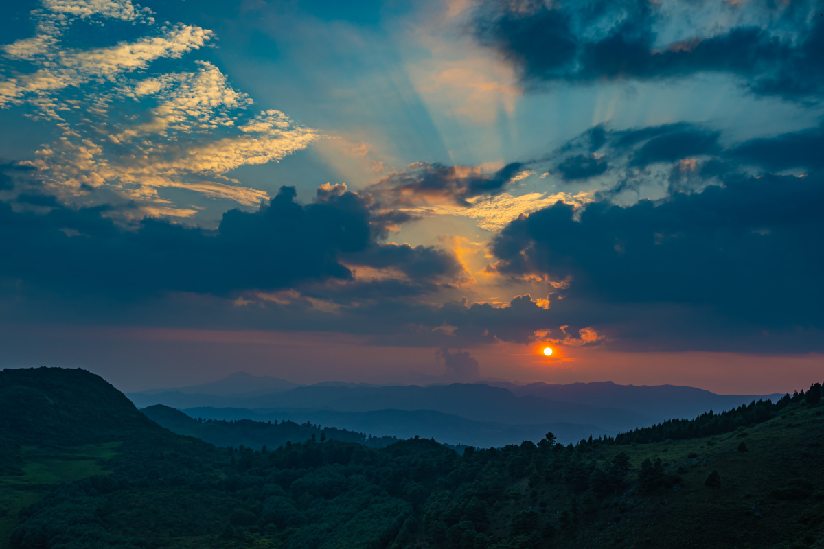 夕阳西下映衬天空的美丽