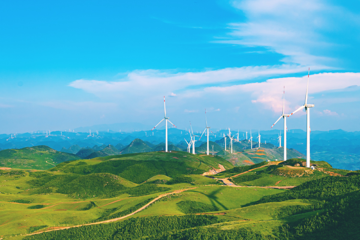 蓝天白云下的风力发电机组