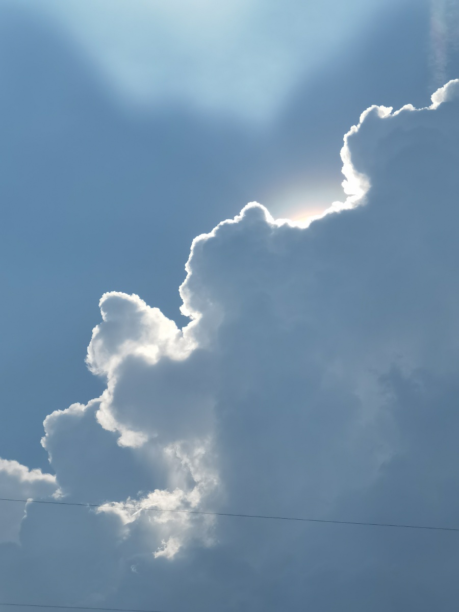 台风来临之前的厚云阳光恰逢适宜的穿过造就这美丽的一景高速上顺手的