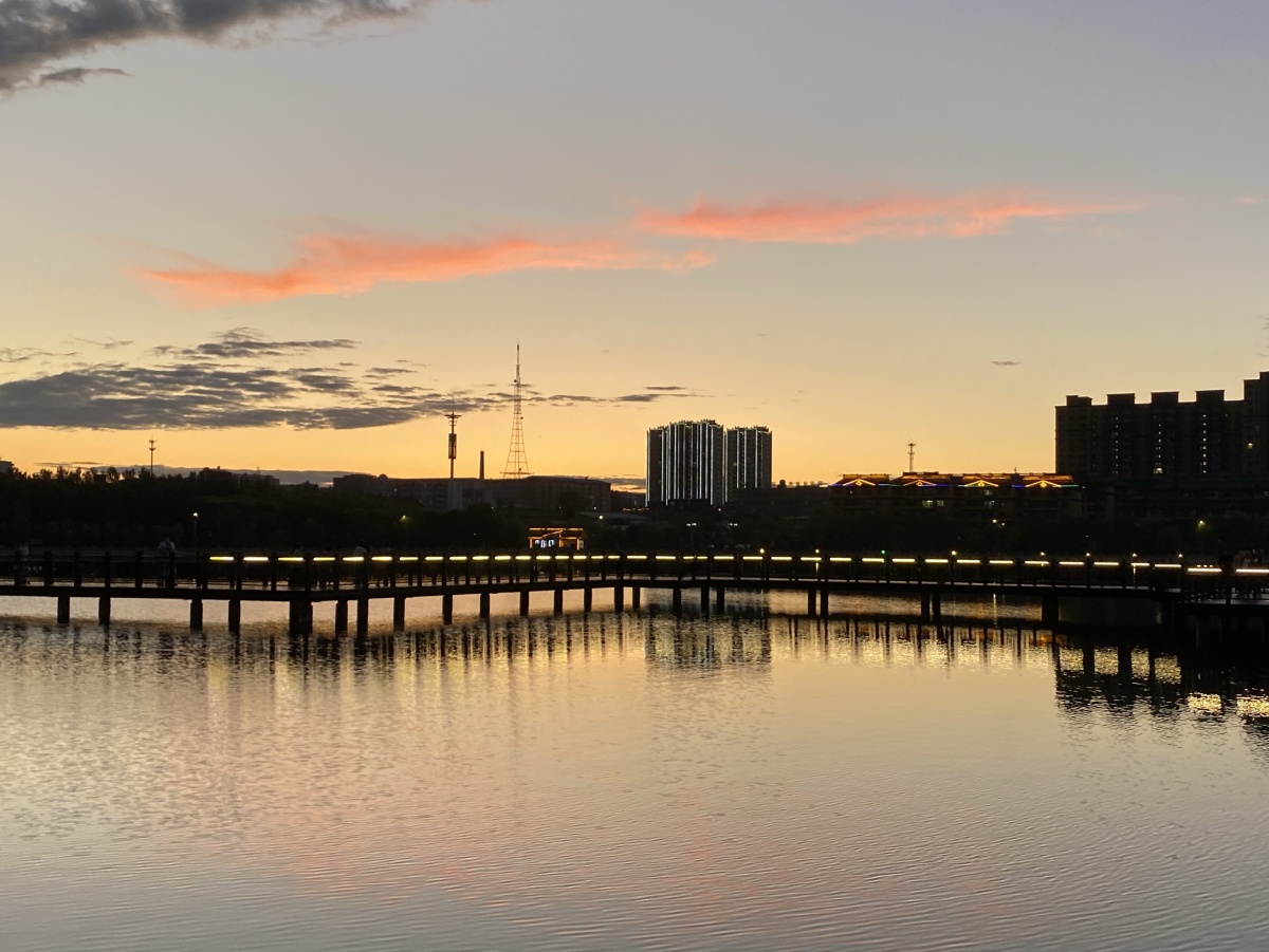 处于黑龙江省齐齐哈尔市的克山县 日落的爱民湖边