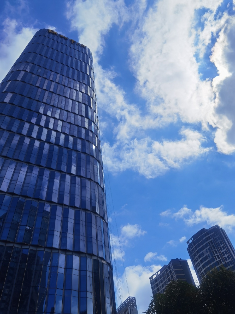 蓝天白云,摩天大楼