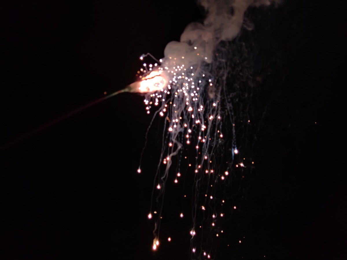 黑夜中的一点光转瞬即逝