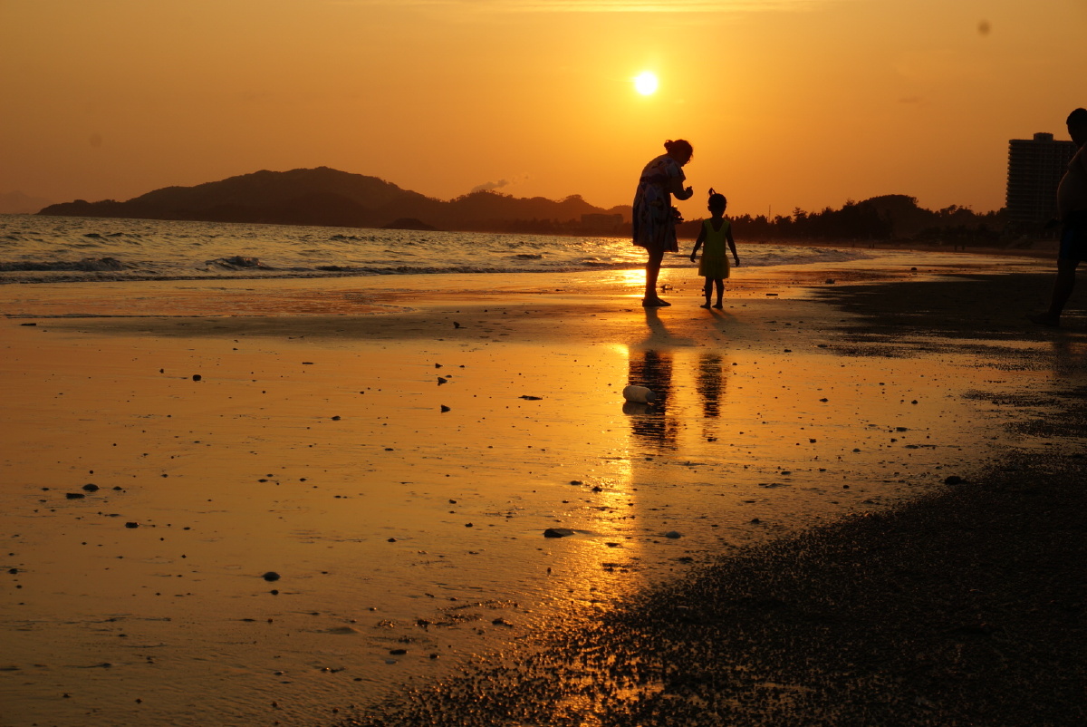夕阳下,母女的剪影,令美好的夕阳更加温馨