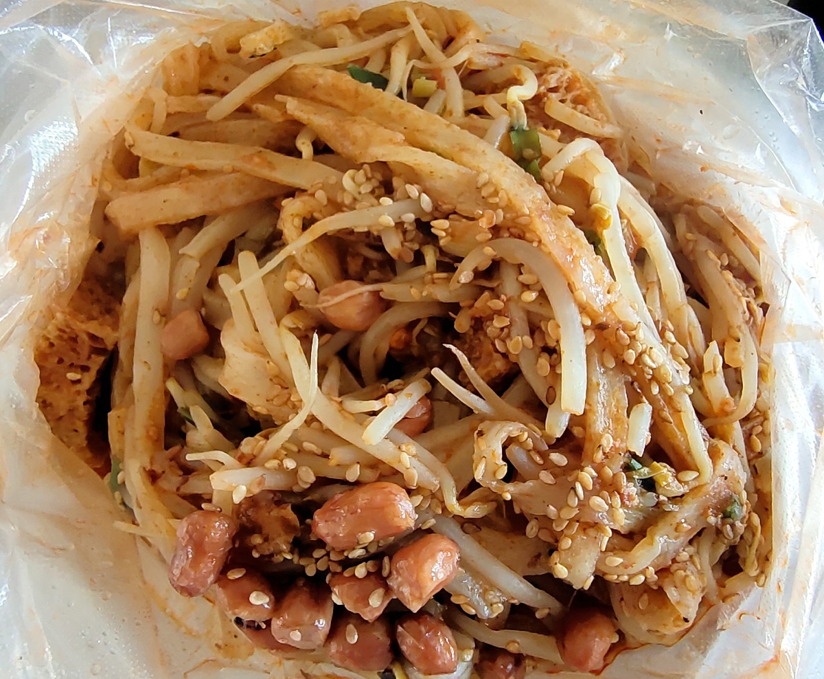 炒一盘热乎乎的米皮,擀面皮