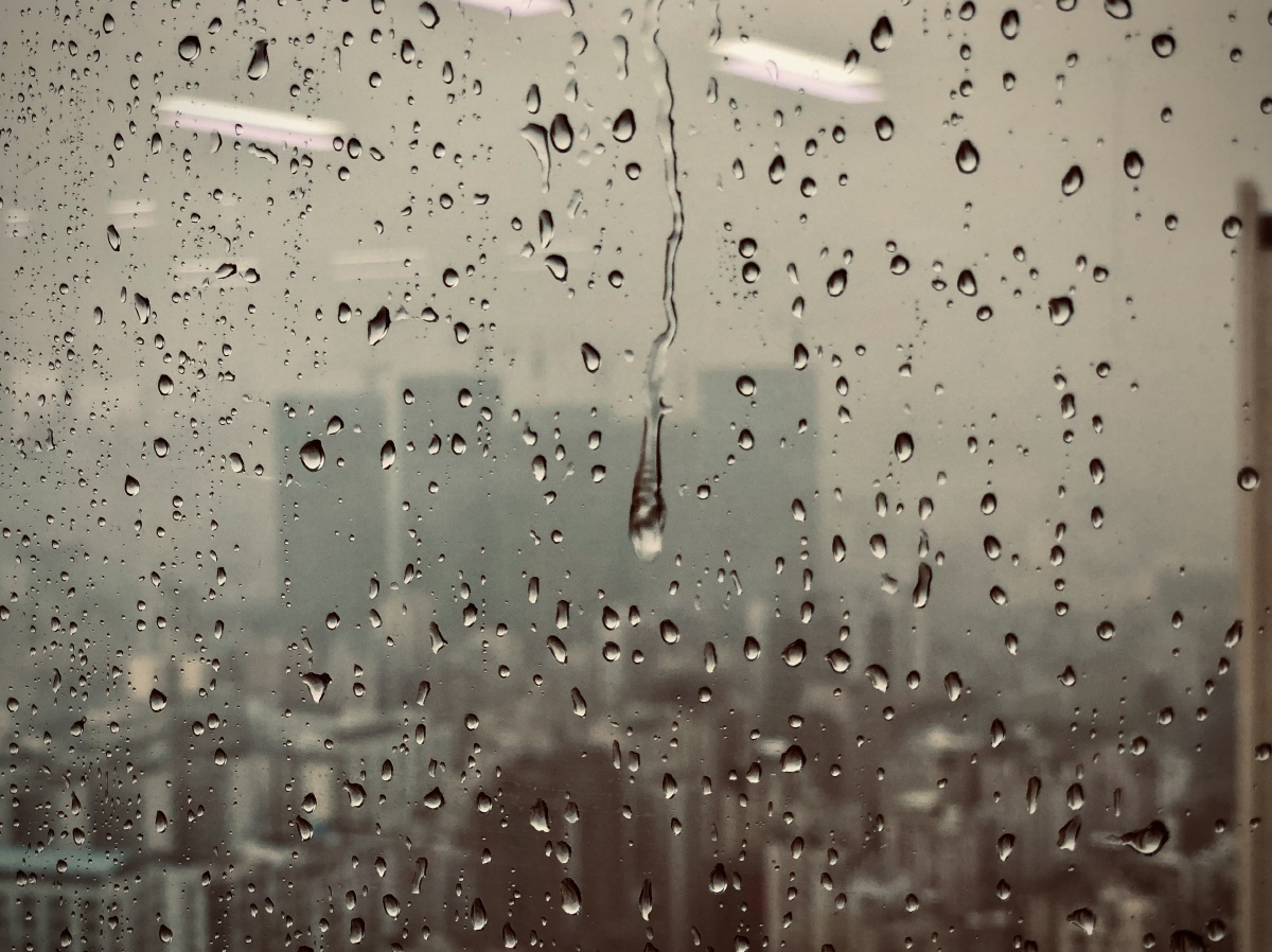 下雨天办公室玻璃窗上的水滴
