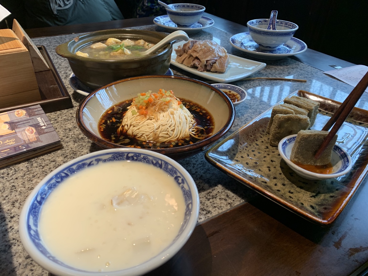 秦淮八绝,夫子庙奇芳阁鸭油烧饼至今都是一块钱.