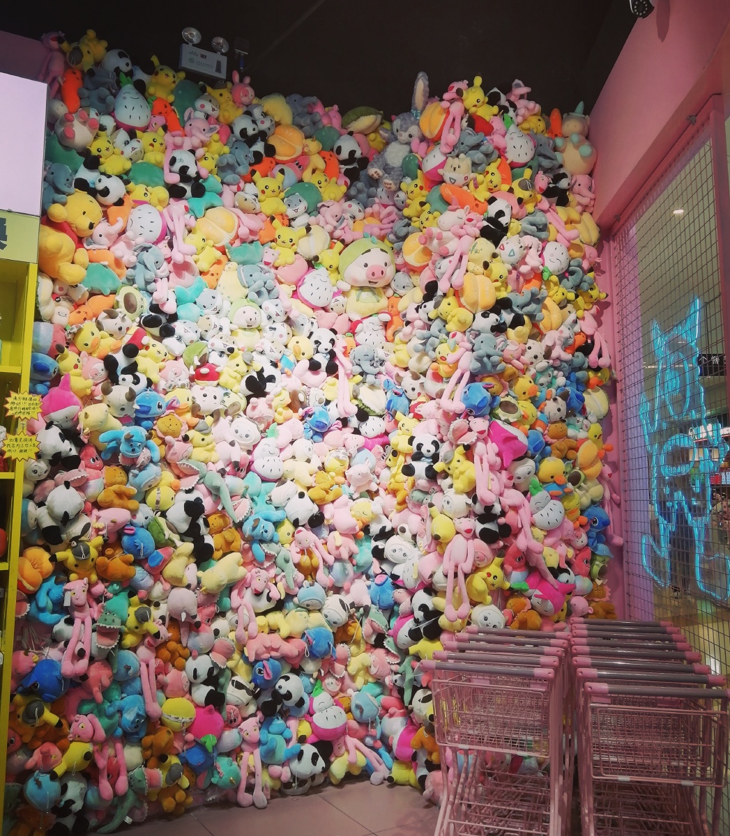 满面墙的玩偶,看起来满满的好心情