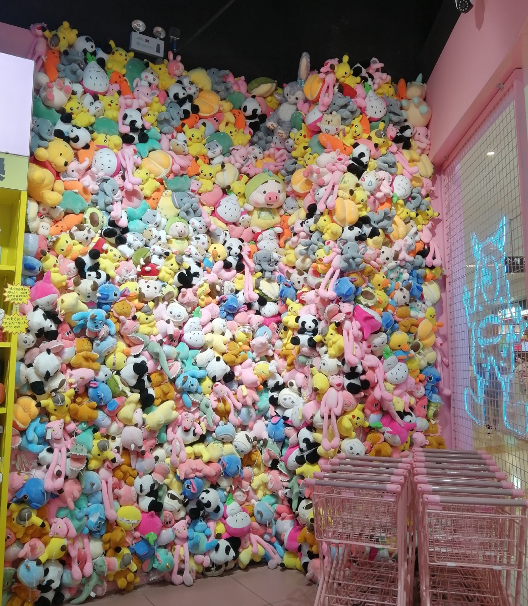 满面墙的玩偶,看起来满满的好心情