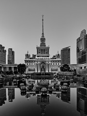907541