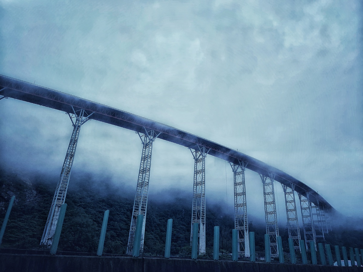 雾中的甘海子特大桥