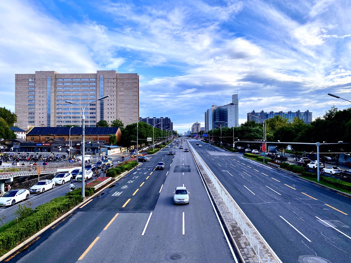 秋高气爽 城市景色 视野开阔 马路中间