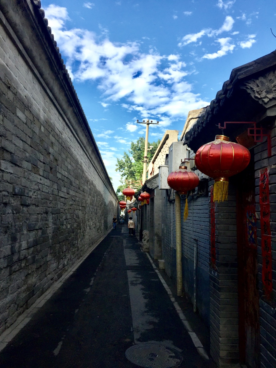 老北京 胡同 夹道 红灯笼 蓝天白云 夏日 清新