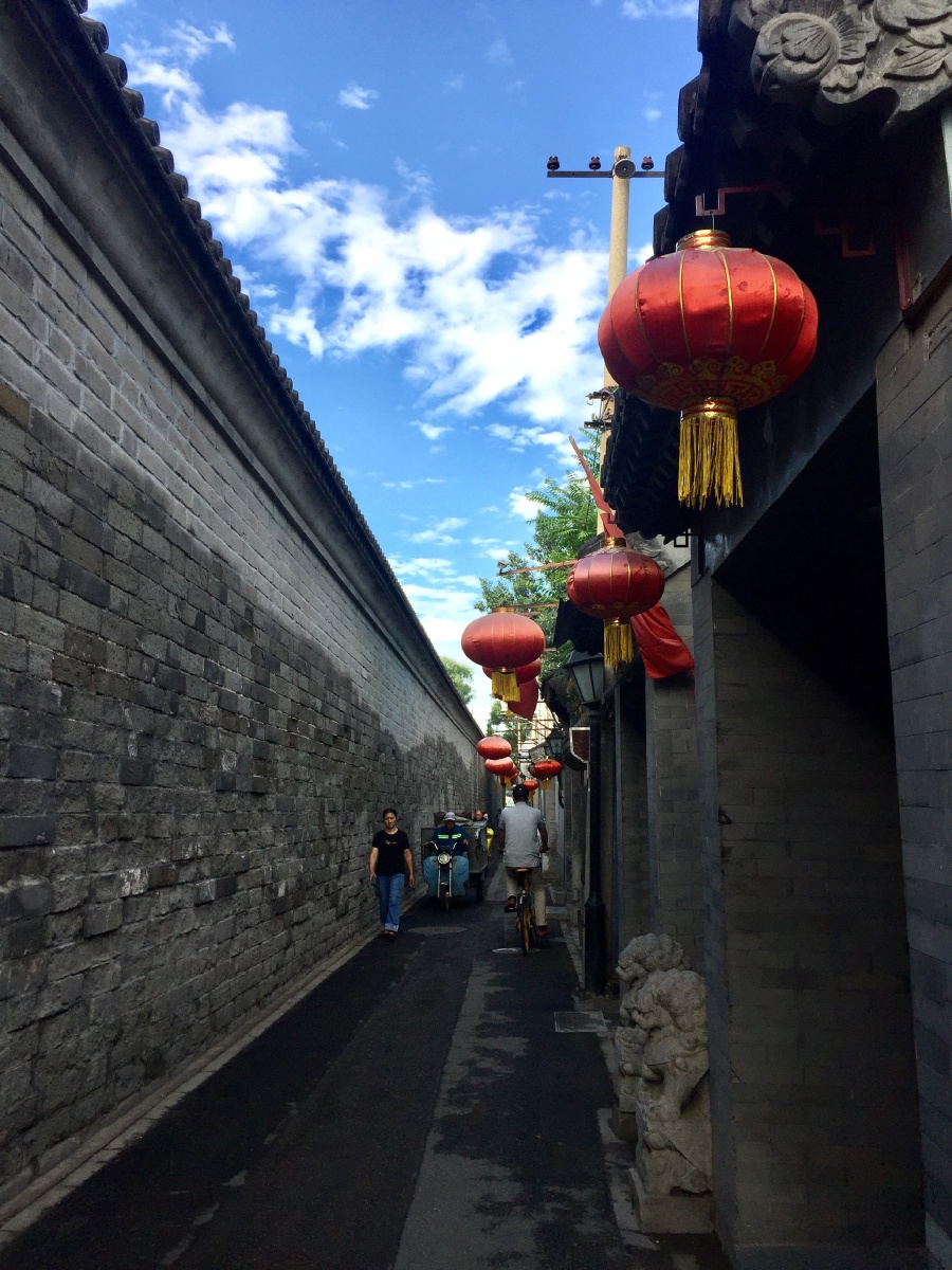 老北京 胡同 夹道 红灯笼 蓝天白云 夏日 清新