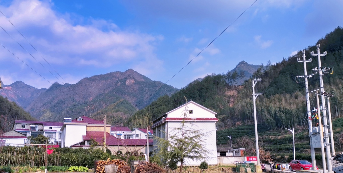 大山里乡村红瓦白墙