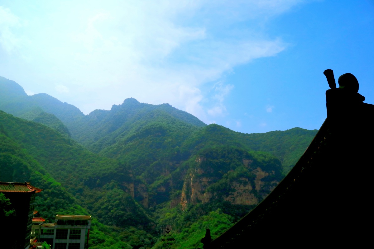 绵山61出游据说对面的山是一尊卧佛