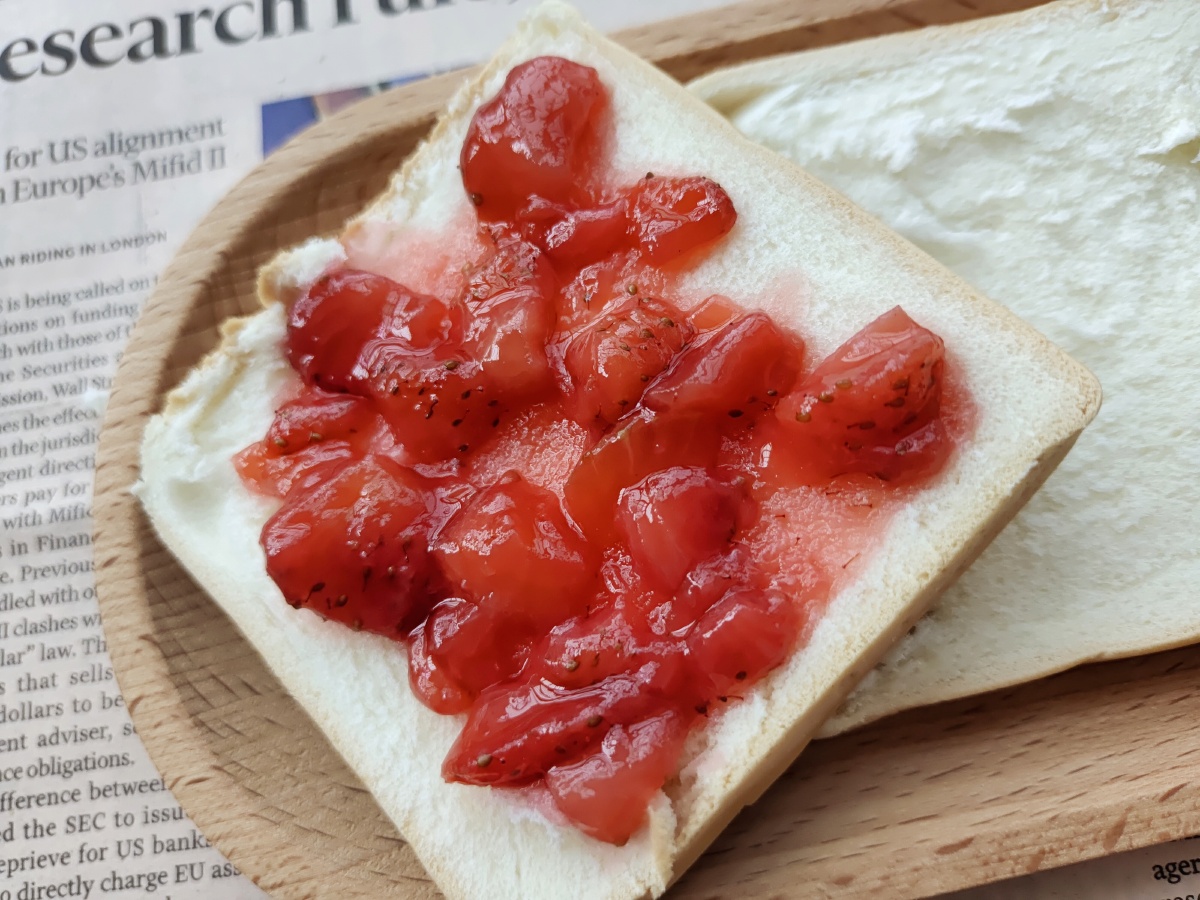 今天做了草莓酱搭配面包片绝了