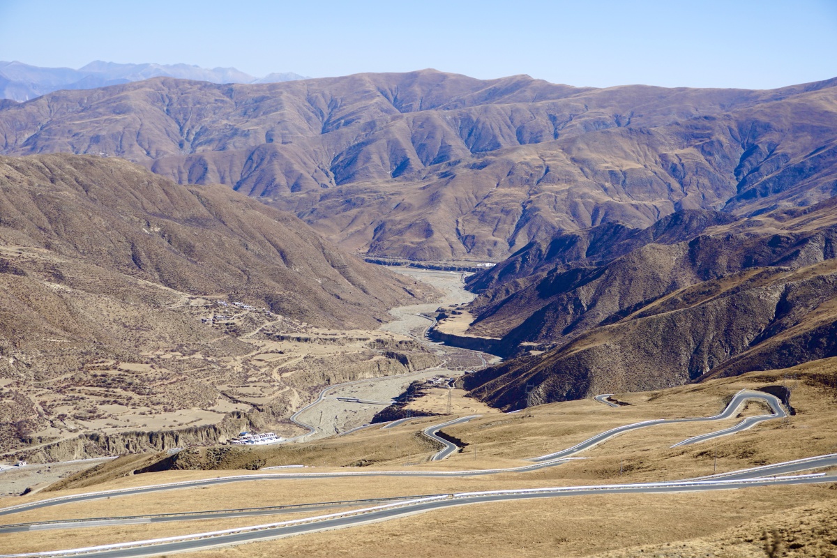 翻山越岭跋山涉水穿越冰河只为来到你的地方那清澈干净到深不见底的蓝