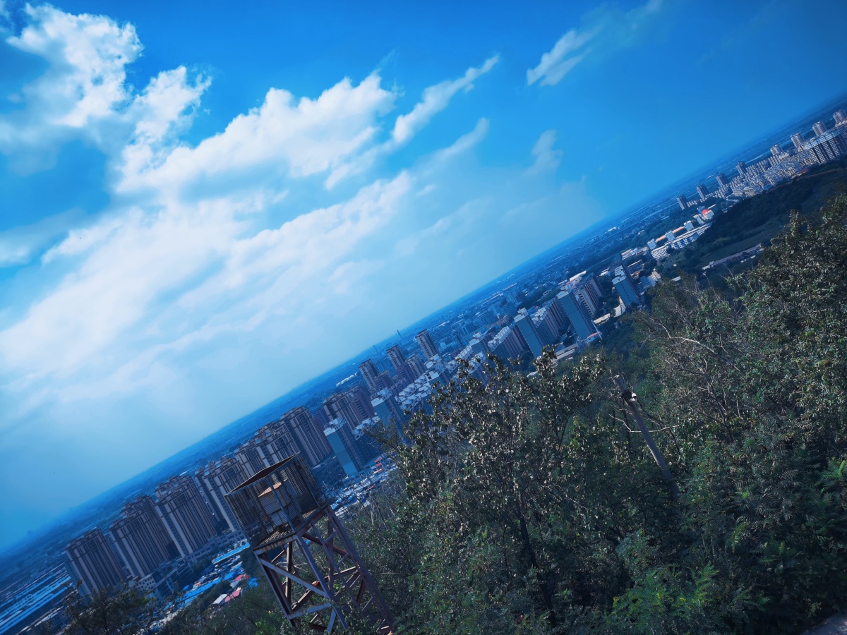 这里是辽阳首山站在山顶可以一览无余没有高楼大厦却是我念的地方