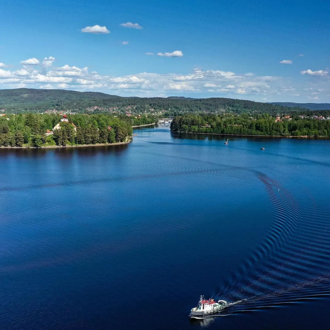划破平静的水面好美