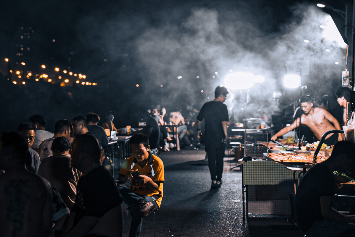 小镇街头夜宵摊