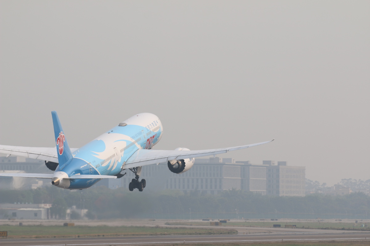 广州白云机场南方航空波音第787架787型客机起飞拍摄地点为团结村煤堆