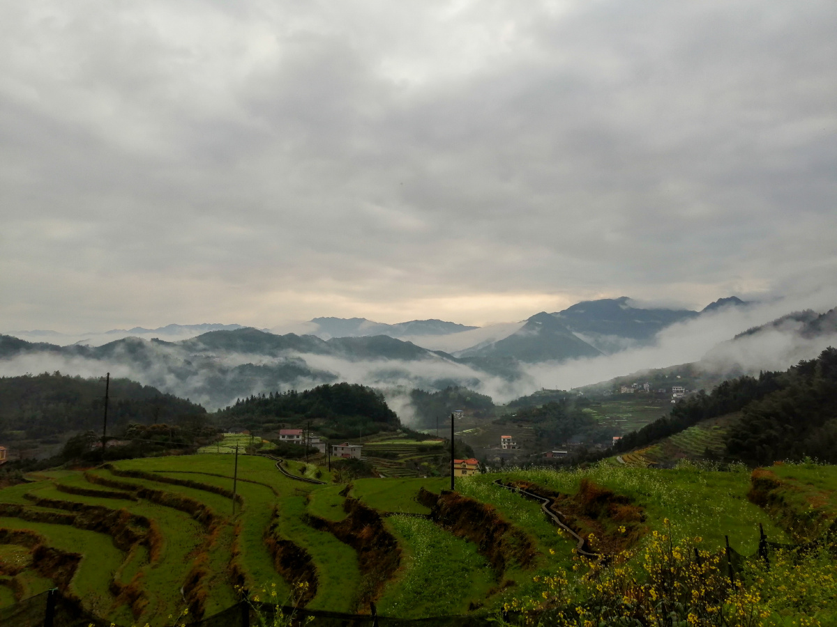 云雾缭绕的小山村