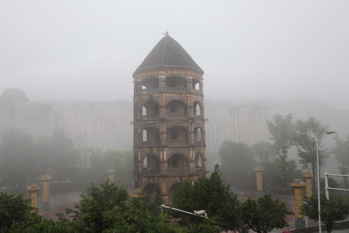 烟雨缭绕下的回风亭回风亭位于四川省巴中市中心始建于1926年在战争