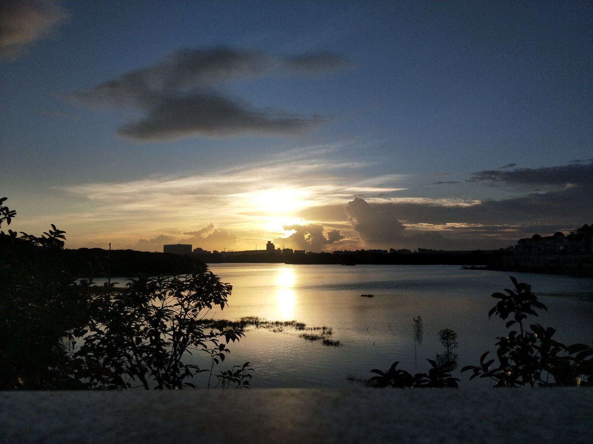 傍晚时分的湖边夜景